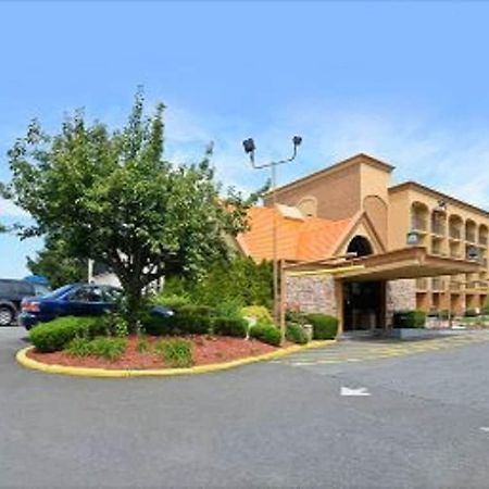 Howard Johnson By Wyndham Clifton Nj Eksteriør billede
