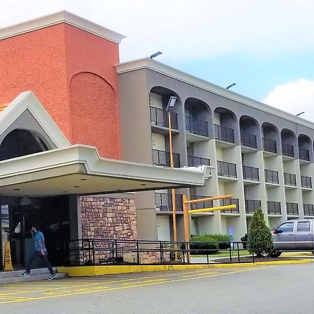 Howard Johnson By Wyndham Clifton Nj Eksteriør billede