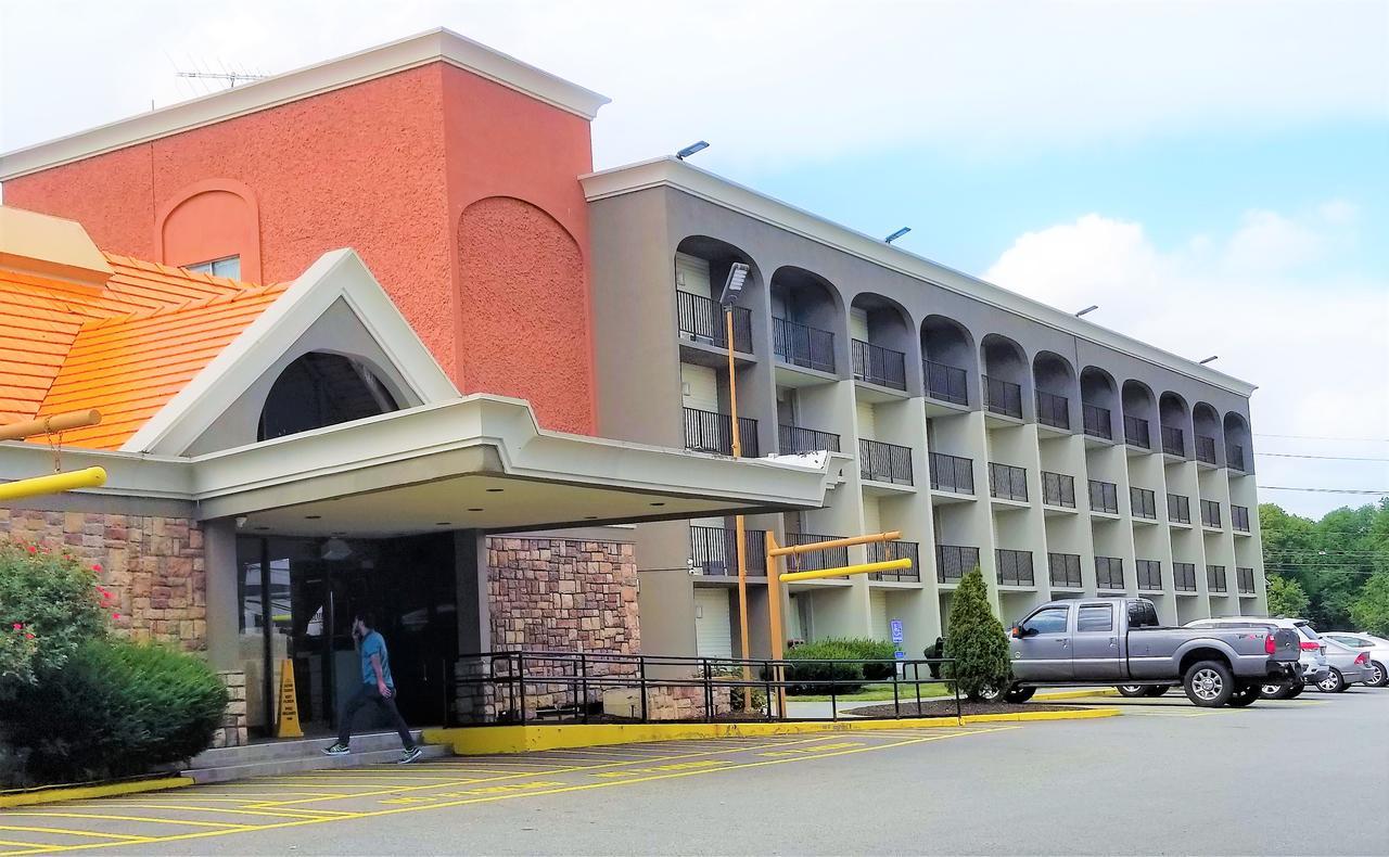 Howard Johnson By Wyndham Clifton Nj Eksteriør billede